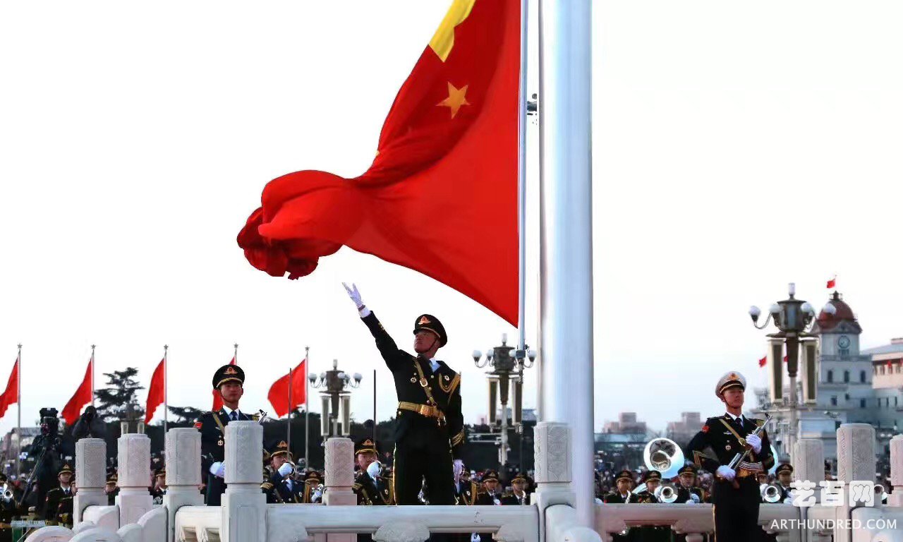 《侨联之友》庞燕带领121 个国家华侨华人晨观天安门升旗仪式